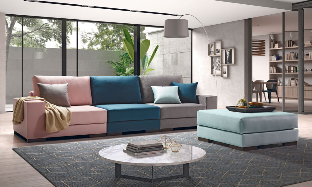O sofá XXL NUBE é um contraste de intensidade entre o azul elétrico com a suavidade do rosa palo. 
