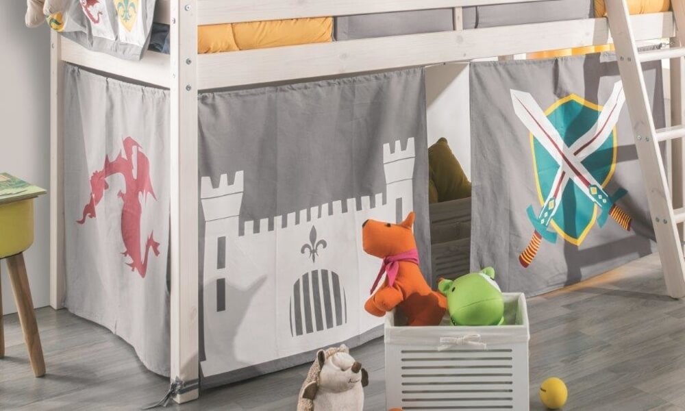 Caixas, cestos e caixotes podem decorar o quarto do bebé e mantê-lo organizado