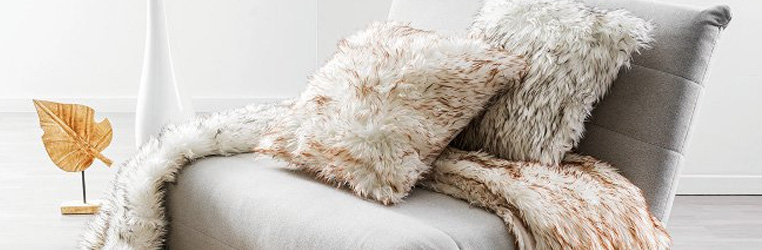 Ideias de decoração: as vantagens de utilizar uma manta no sofá
