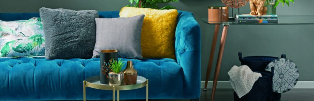 Aprenda agora a combinar almofadas com o sofá para decorar a sua sala