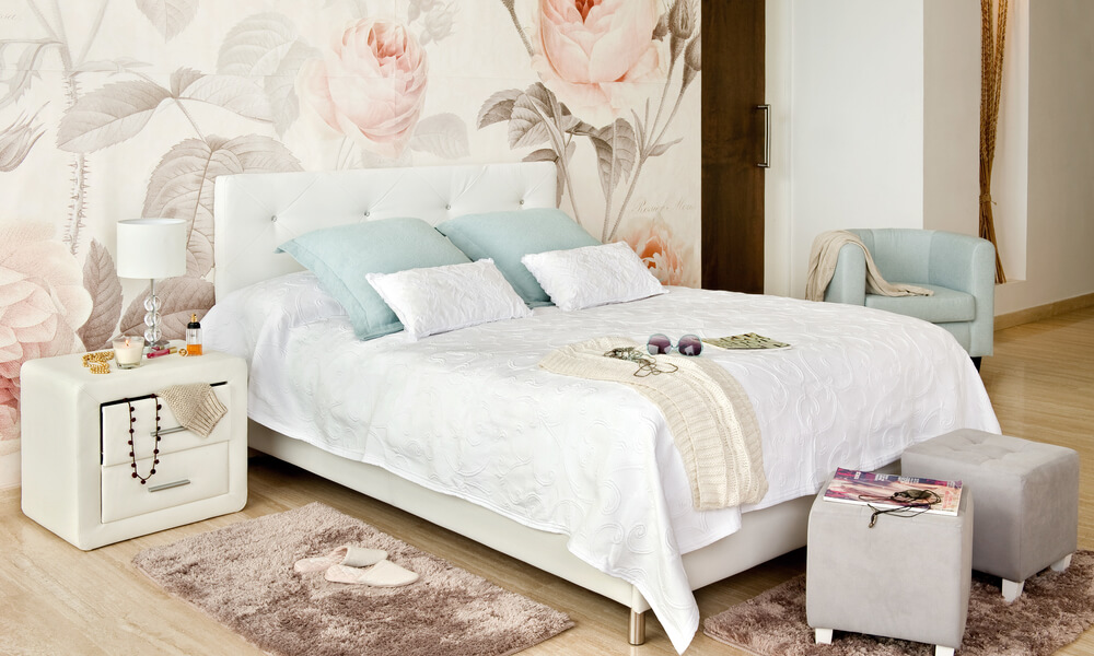 No quarto, o papel de parede pode servir para dar destaque à cama