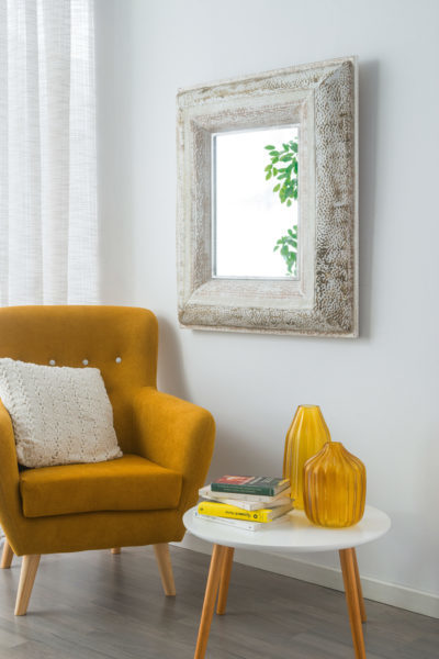 Os espelhos podem otimizar a distribuição da luz natural na sala espelhos decorativos