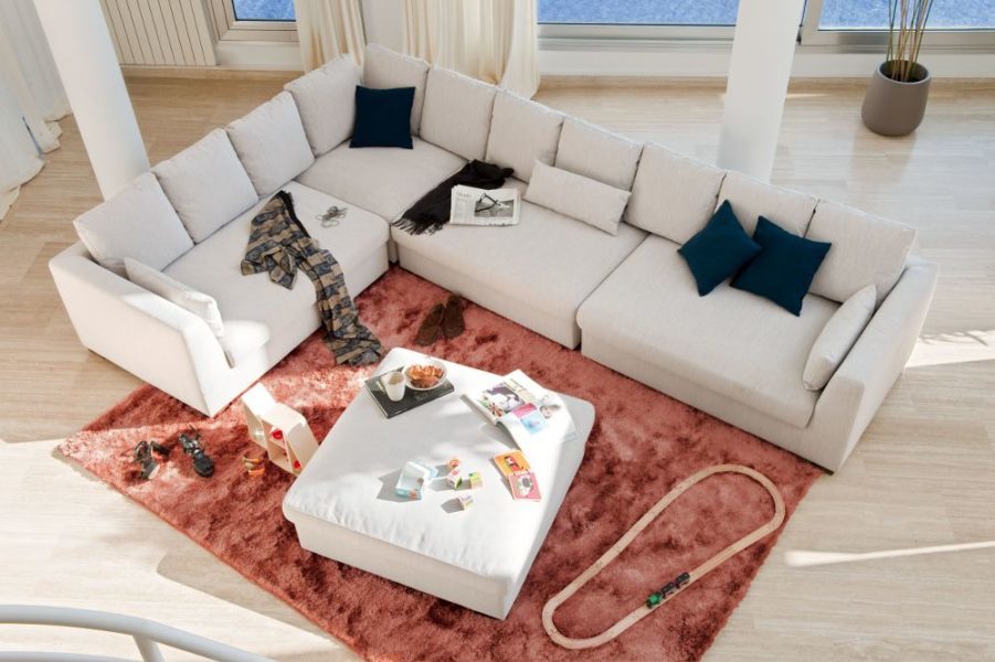 Os sofás modulares podem ser colocados em redor de mesas de apoio para incentivar o convívio - sofá modular tecido LAND sofas modulares