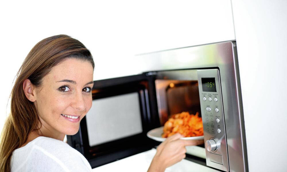 Depois de um dia de trabalho, nada mais prático do que aquecer o jantar no microondas cozinhas completas