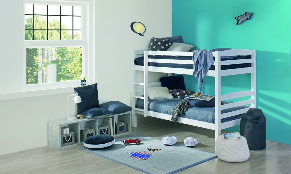 O beliche SKY aposta na simplicidade elegante do estilo clássico e vem com um preço muito amigável. Quarto com beliche SKY