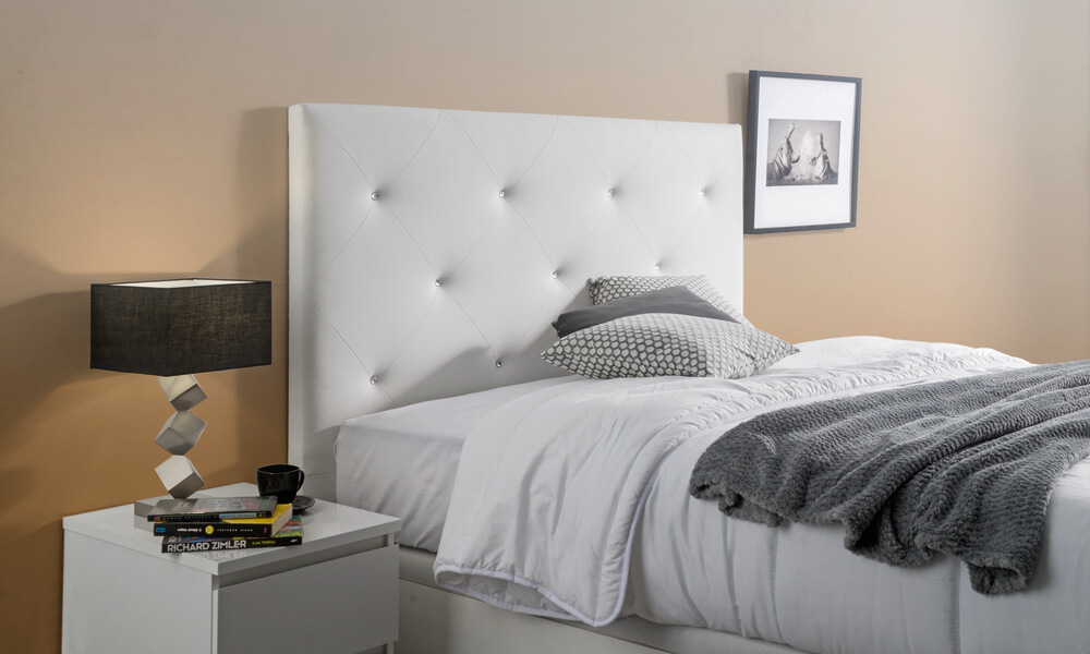 As camas modernas são simples e funcionais, como a cama DIAMOND quarto casal moderno