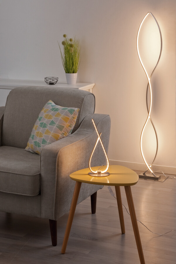 Para a sala, escolha uma lâmpada LED de tonalidade mais quente