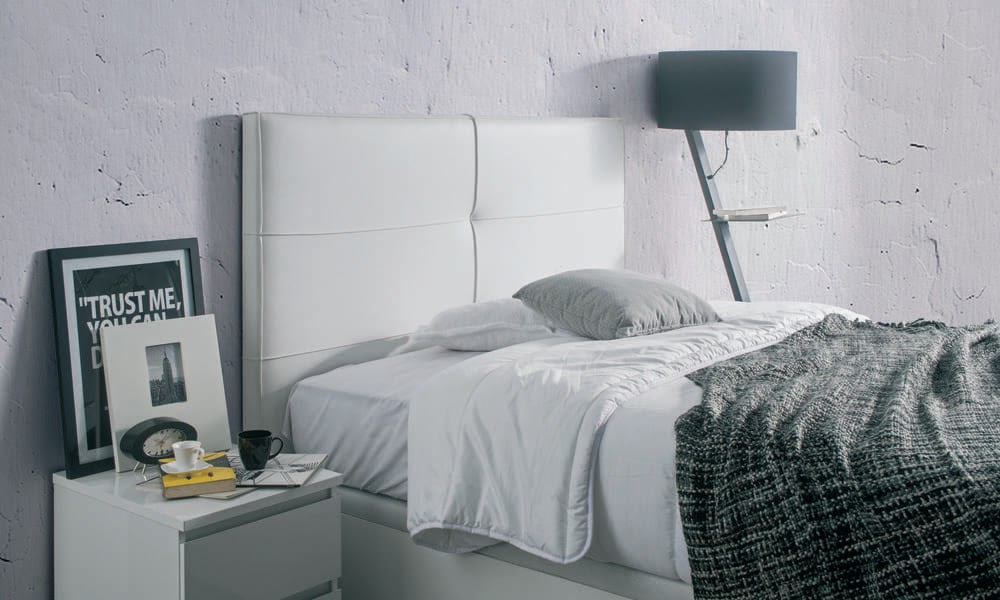 A cabeceira ROMA é o elemento chave nesta decoração em cinzentos que liga o conjunto de forma natural com suavidade e presença sem nunca perder a simplicidade do estilo urbano Quarto a preto e branco 1