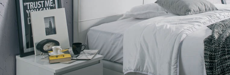 Quarto a preto e branco: onde o rústico e o moderno se complementam