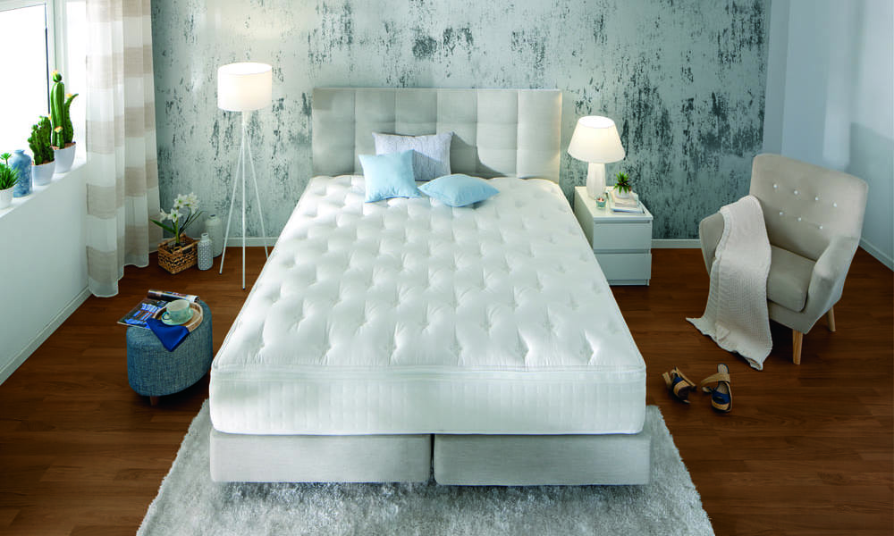 A decoração rústica neste quarto através da utilização de ornamentos decorativos Ethno Mood como as flores na cesta de vime, o chão, a mobília aconchegante almofadada em tons pastel, permitem equilibrar a parede em com o moderno weathered look. quartos rusticos