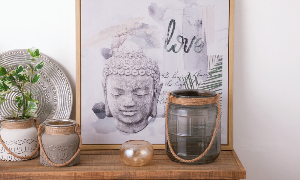 Decore a sapateira com velas, estatuetas, quadros e flores sapateira para hall de entrada