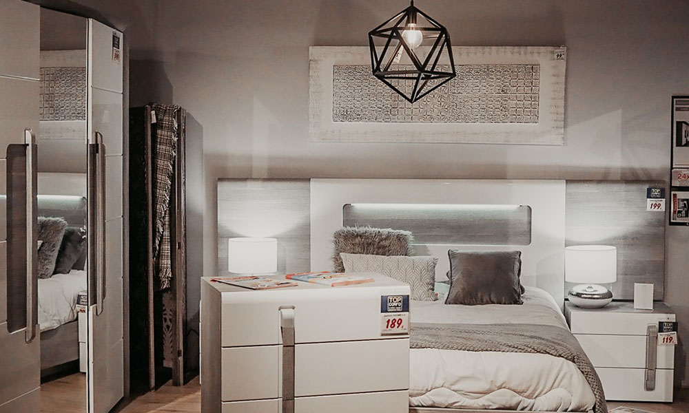 Adicionar quadros ao seu quarto de casal é um truque para renovar este espaço quadros para quarto de casal