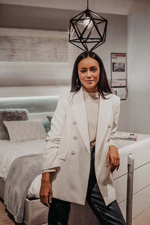 Bruna Corby durante a visita à Conforama Amadora quadros para quarto de casal