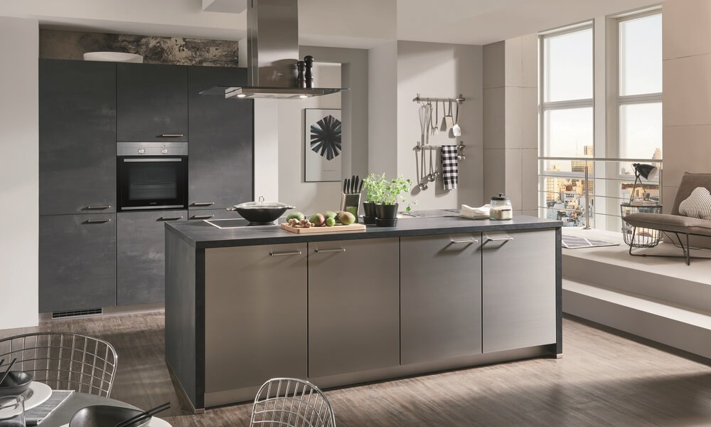 O metal combina com cores neutras e sóbrias, como o preto, o cinza e o branco, e cria ambientes elegantes Cozinha preto e branca com elementos de metal