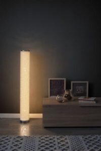 Um candeeiro de pé permite criar um recanto específico na sala. tipos de iluminação