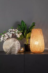 Decorativo e funcional, não pode faltar um candeeiro de mesa a iluminar a sala. tipos de iluminação