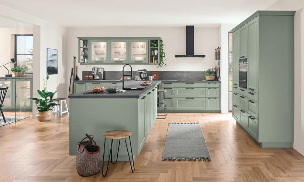 Traga o elemento madeira para a sua cozinha com móveis na cor verde e plantas feng shui cozinha