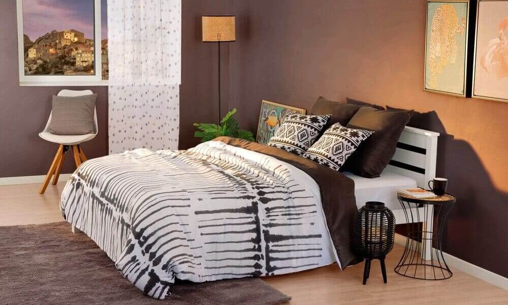 Não tenha medo de combinar estampas, nem de usar o contraste para criar elegância quarto para casal