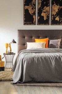 A cabeceira CASCAIS estofada em pele sintética ou tecido é elegante, fácil de limpar e simples de combinar quarto para casal